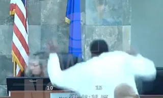 Imagem ilustrativa da imagem VÍDEO | Condenado por agressão pula bancada e ataca juíza após sentença