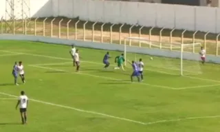 Imagem ilustrativa da imagem VÍDEO | Goleiro toma gol bizarro, sai de maca e rescinde contrato