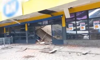 Imagem ilustrativa da imagem VÍDEO | Telhado de supermercado desaba em Vila Velha