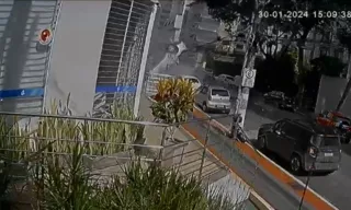 Imagem ilustrativa da imagem Vídeo mostra momento em que carro despenca de garagem em Vila Velha