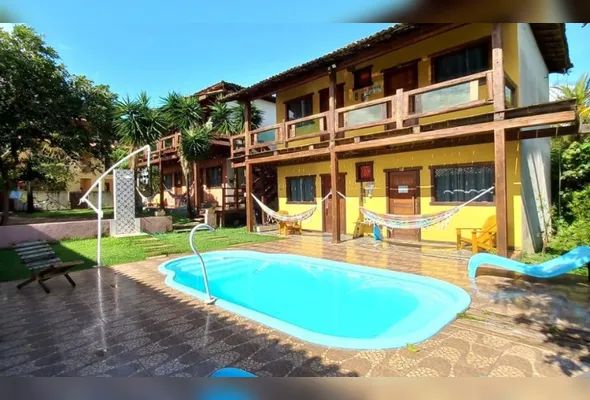 Pousada Farol da Vila, localizada em Regência, fica a 100 metros da praia, e possui arquitetura integrada à natureza. O som ambiente é o relaxante o barulho dos pássaros