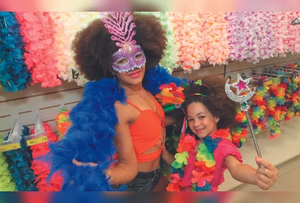 Quem não vê a hora de curtir  os bloquinhos de Carnaval ao lado da filha   Ana Cristinna Sardinha Alves, de 7 anos, é a modelo Dayani Rodrigues Sardinha, de 28 anos.
“Quando mais nova, eu curtia mais os bloquinhos de rua. Depois que tive minha filha,  comecei a curtir o Carnaval mais em casa, com parentes ou na praia. Agora  que a Ana Cristinna está maiorzinha, eu  estou planejando levá-la em  bloquinhos de rua para  conhecer um pouco mais sobre a nossa cultura”, explicou.