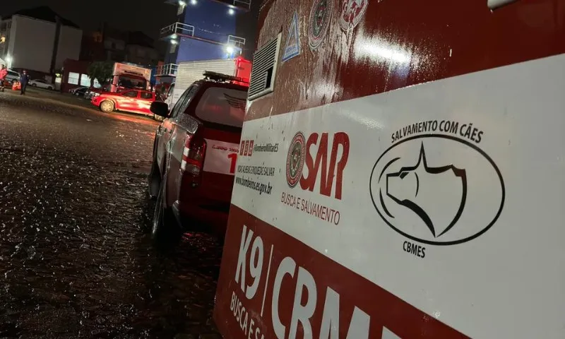 Imagem ilustrativa da imagem Bombeiros do ES chegam a Porto Alegre para ajudar em resgates de vítimas das chuvas