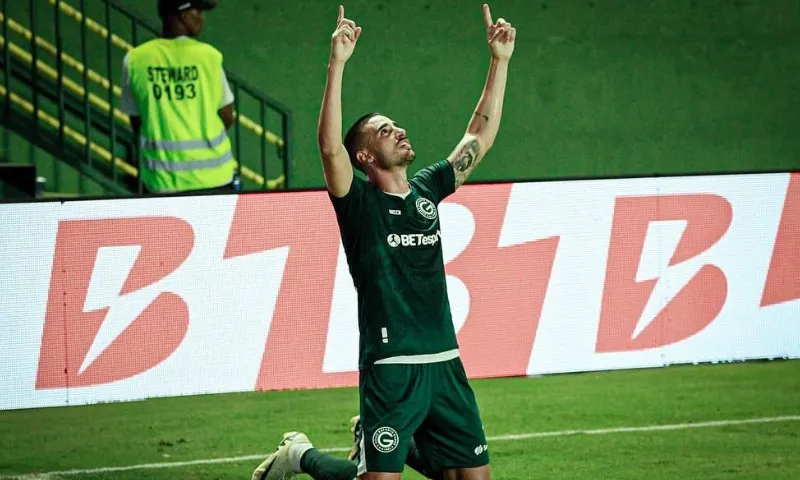 Imagem ilustrativa da imagem Com gol de Galhardo, Goiás abre vantagem frente ao Cuiabá pela Copa do Brasil