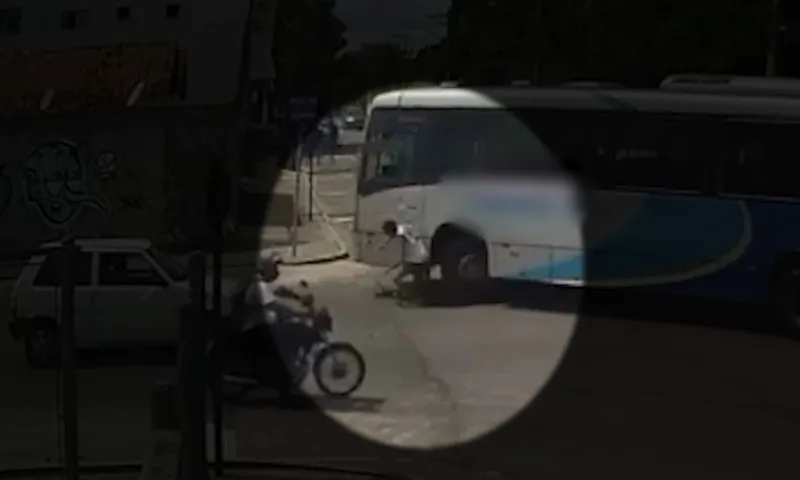 Imagem ilustrativa da imagem VÍDEO | Ciclista é atropelado por ônibus no Norte do ES