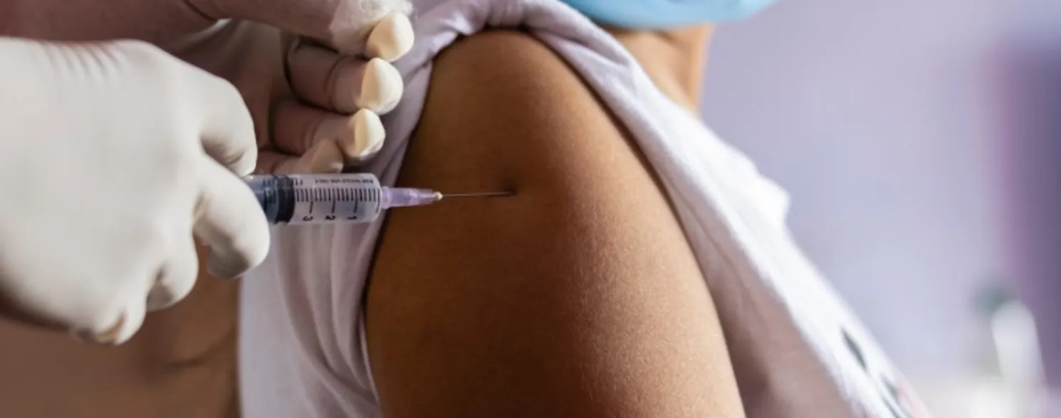 Imagem ilustrativa da imagem Tomei a vacina da AstraZeneca da Covid. Quais são os riscos?