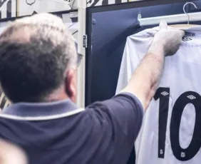Imagem ilustrativa da imagem Santos 'guarda' camisa 10 em armário até o retorno do clube para a Série A