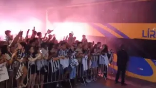 Imagem ilustrativa da imagem Atlético-MG é recebido com festa pela torcida em Vitória