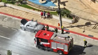 Imagem ilustrativa da imagem Carro pega fogo e assusta moradores na Enseada do Suá
