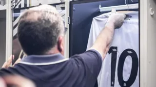 Imagem ilustrativa da imagem Santos 'guarda' camisa 10 em armário até o retorno do clube para a Série A
