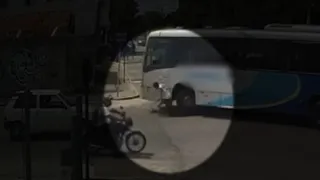 Imagem ilustrativa da imagem VÍDEO | Ciclista é atropelado por ônibus no Norte do ES