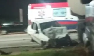 Imagem ilustrativa da imagem Acidente entre carreta-tanque e carros de passeio deixa feridos na BR-101 na Serra