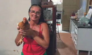 Imagem ilustrativa da imagem Agricultora adota galinha como pet: "Me livrou da depressão"