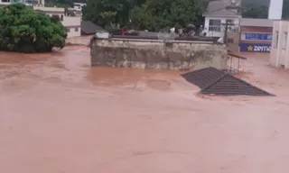 Imagem ilustrativa da imagem Água atinge segundo andar de casas e moradores sobem no telhado em Mimoso do Sul