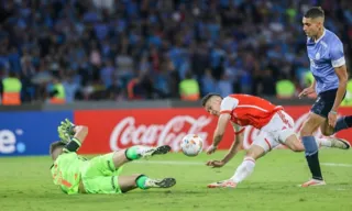 Imagem ilustrativa da imagem Borré perde gols e Internacional empata pela Sul-Americana; Furacão aplica goleada