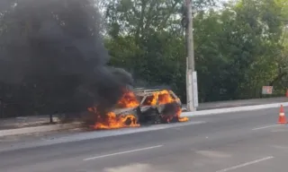Imagem ilustrativa da imagem Carro pega fogo em avenida de Vitória; veja vídeo