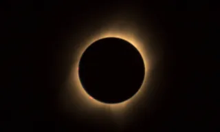 Imagem ilustrativa da imagem Como eclipse solar visto do Brasil ajudou a confirmar teoria de Einstein