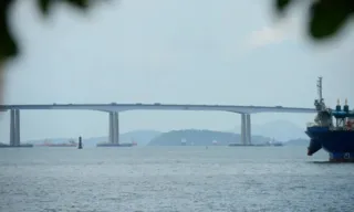 Imagem ilustrativa da imagem De sequestro a acidentes, relembre fatos da ponte Rio-Niterói, que completa 50 anos