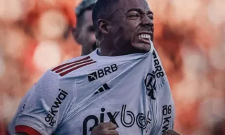 Imagem ilustrativa da imagem Flamengo joga mal, mas vence o Atlético-GO em duelo com arbitragem polêmica