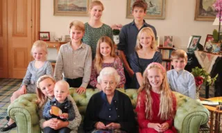 Imagem ilustrativa da imagem Foto da rainha Elizabeth 2ª com netos também teria sido manipulada