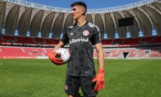 Imagem ilustrativa da imagem Goleiro do Inter ajuda a servir almoço para vítimas de enchentes no RS