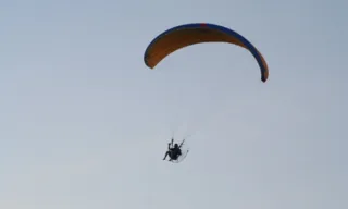 Imagem ilustrativa da imagem Homem cai com paramotor e morre no interior de São Paulo