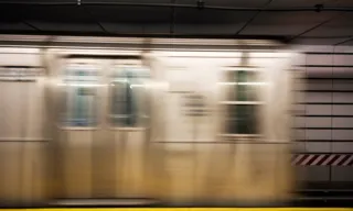 Imagem ilustrativa da imagem Homem morre atropelado por metrô após ser empurrado em estação em Nova York