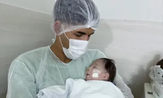 Imagem ilustrativa da imagem Internado há 8 meses, filho de Zé Vaqueiro é batizado no hospital e pais comemoram