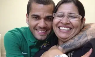 Imagem ilustrativa da imagem Irmão e mãe de Daniel Alves comemoram decisão de liberdade provisória