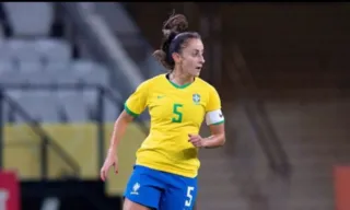 Imagem ilustrativa da imagem Luana, meio-campista da seleção brasileira, anuncia diagnóstico de câncer