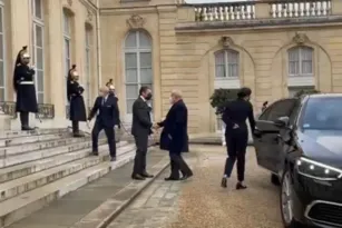 Imagem ilustrativa da imagem Lula estende tapete para Macron, que hostiliza Brasil