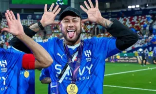 Imagem ilustrativa da imagem Neymar recebe medalha por título do Al-Hilal e brinca: 'Igual escola'