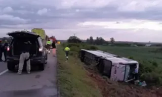 Imagem ilustrativa da imagem Ônibus de turismo tomba e deixa dois mortos e 40 feridos na BR-116, no RS