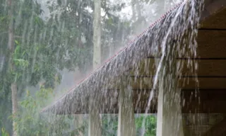 Imagem ilustrativa da imagem Por chuva, Rio decreta ponto facultativo e prefeito pede que pessoas fiquem em casa