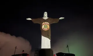 Imagem ilustrativa da imagem Projeção especial por 80 anos 'veste' Cristo Redentor com símbolo da PF