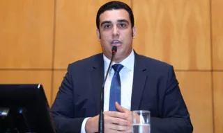 Imagem ilustrativa da imagem Recuo mostra racha da direita