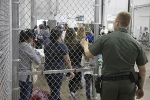 Imagem ilustrativa da imagem Suprema Corte autoriza Texas a prender imigrantes