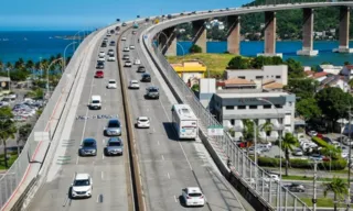 Imagem ilustrativa da imagem Motociclista é atingido por carro e cai na ciclovia da Terceira Ponte