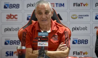 Imagem ilustrativa da imagem Tite aproveita folga no Fla para jogar 'altinha' na praia e dá passe de chaleira