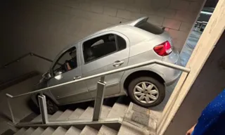 Imagem ilustrativa da imagem Torcedor do Cruzeiro confunde saída do Mineirão e desce escada do estádio com carro