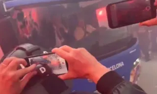 Imagem ilustrativa da imagem Torcedores do Barcelona se confundem e acertam pedras no ônibus do clube