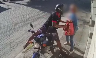 Imagem ilustrativa da imagem VÍDEO | Câmera flagra tentativa de assalto contra idosa em Vila Velha