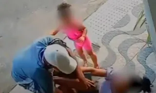 Imagem ilustrativa da imagem VÍDEO | Mulher luta com ladrão e tem celular roubado na frente de criança na Serra
