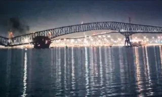 Imagem ilustrativa da imagem VÍDEO | Ponte desaba nos EUA após ser atingida por navio