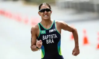 Imagem ilustrativa da imagem VÍDEO | Triatleta Luisa Baptista dá primeiros passos após sofrer atropelamento