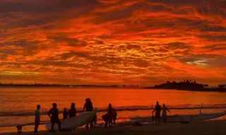 Imagem ilustrativa da imagem VÍDEOS | Capixabas são surpreendidos com céu alaranjado no amanhecer