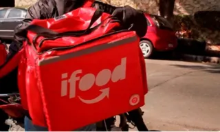 Imagem ilustrativa da imagem iFood quer contribuição ao INSS de 5% a 11% sobre renda dos motoboys