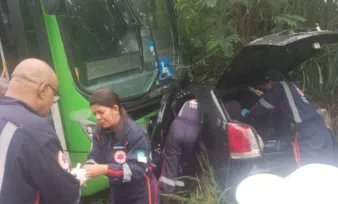 Imagem ilustrativa da imagem Motorista fica preso às ferragens após acidente com ônibus em Cachoeiro