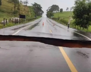 Imagem ilustrativa da imagem Cratera se abre em rodovia e “engole” carros em Bom Jesus do Norte