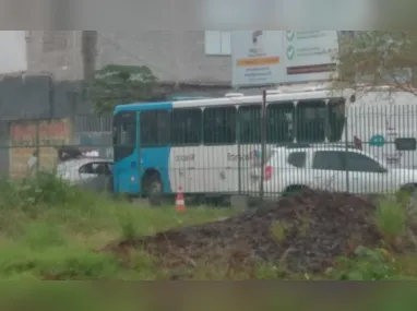Imagem ilustrativa da imagem Acidente entre carro e Transcol deixa um morto e quatro feridos em Vila Velha